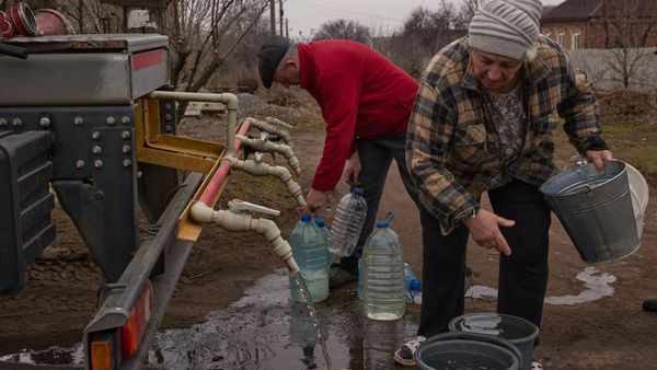 Pilu Warga Ukraina Antre Air Bersih dari Mobil Damkar