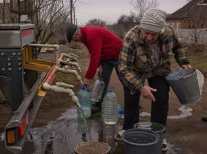 Pilu Warga Ukraina Antre Air Bersih dari Mobil Damkar