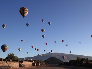 Warga Meksiko Menikmati Hangatnya Matahari Musim Semi