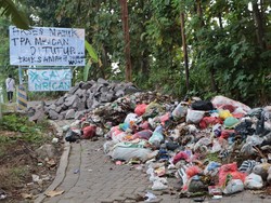 Warga Ponorogo Blokade Jalan ke TPA Mrican dengan Tumpukan Batu-Sampah