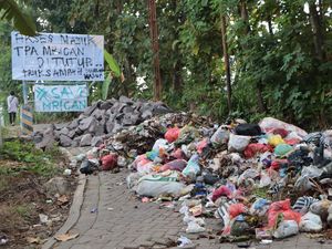 Warga Ponorogo Blokade Jalan ke TPA Mrican dengan Tumpukan Batu-Sampah Warga Ponorogo Blokade Jalan ke TPA Mrican dengan Tumpukan Batu-Sampah