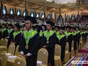 Momen Penuh Haru, Seorang Kakak Gantikan Wisuda Almarhumah Sang Adik di Unesa