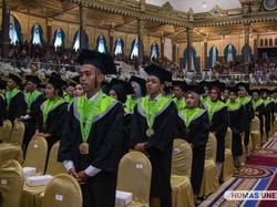 Momen Penuh Haru, Seorang Kakak Gantikan Wisuda Almarhumah Sang Adik di Unesa