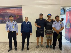 Bule Pelatih Mengendarai Motor-Pekerja di Supermarket Dideportasi