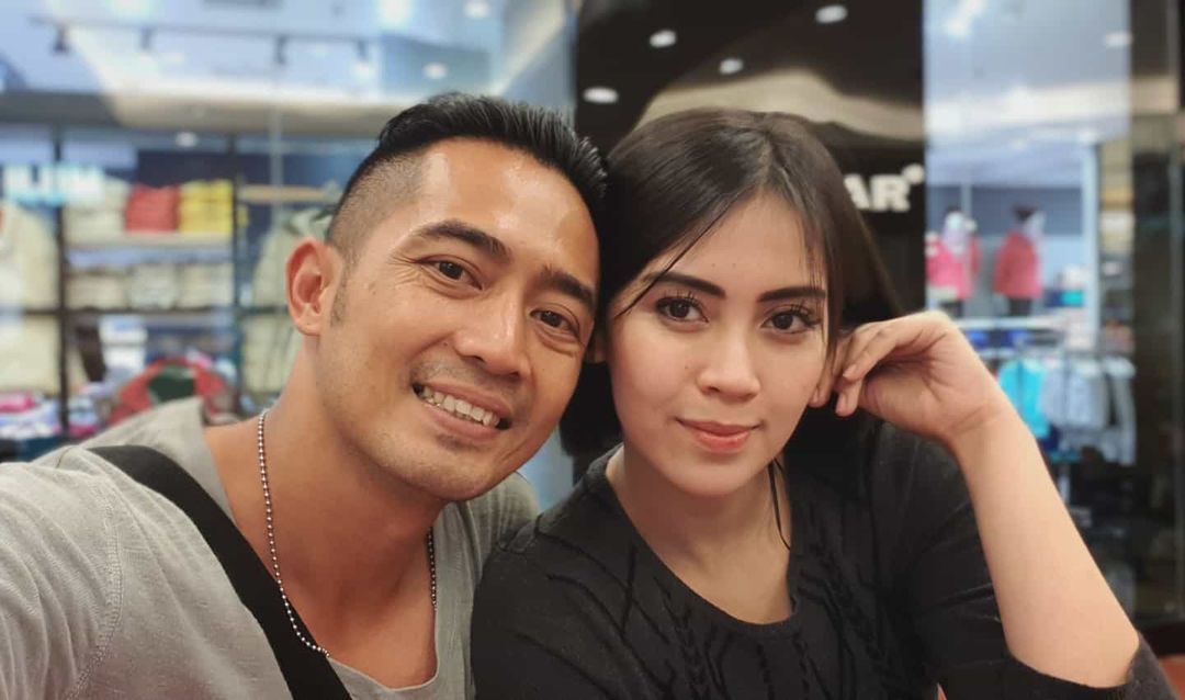 Yama Carlos dan Istri