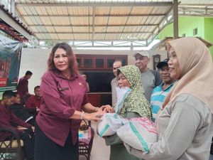 Kades Sultan Majalengka Bagi-bagi Beras untuk Warga Satu Desa Kades Sultan Majalengka Bagi-bagi Beras untuk Warga Satu Desa