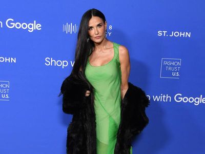7 Pesona Demi Mooere yang Akan Jadi Nenek di Usia 60