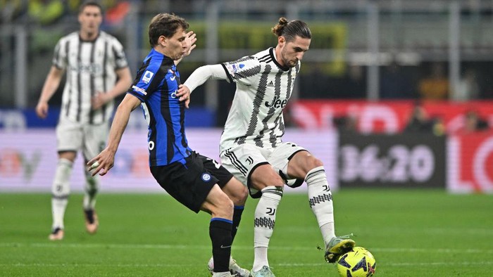 MILAN, ITALY - MARCH 19: Adrien Rabiot of Juventus evades challenge from Nicolo Barella of FC Internazionale during the Serie A match between FC Internazionale and Juventus at Stadio Giuseppe Meazza on March 19, 2023 in Milan, Italy. (Photo by Chris Ricco/Getty Images)