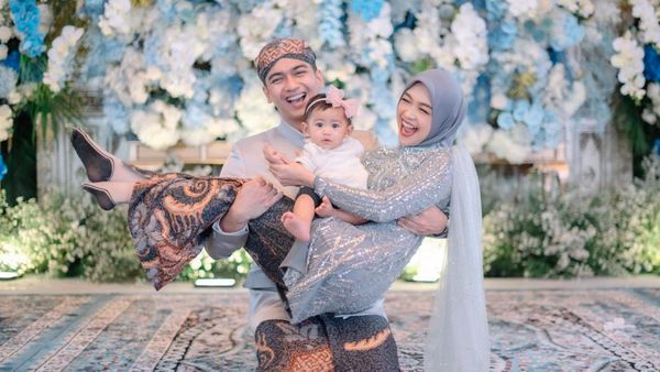 8 Foto Tedak Sinten Baby Moana Anak Ria Ricis, Mewah Didominasi Warna Biru