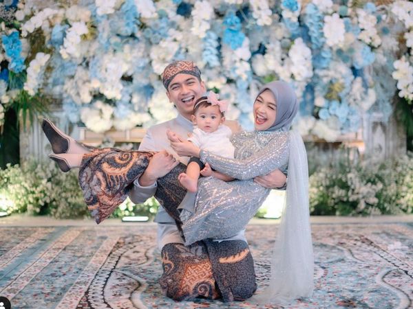 8 Foto Tedak Sinten Baby Moana Anak Ria Ricis, Mewah Didominasi Warna Biru