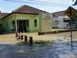 Banjir di Mojokerto Lumpuhkan Aktivitas Perdagangan, Puskesmas-Rumah Warga
