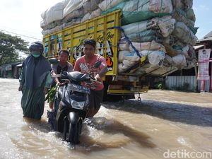 Jalur Alternatif Mojokerto-Jombang Banjir, Motor-Mobil Nekat Melintas Mogok