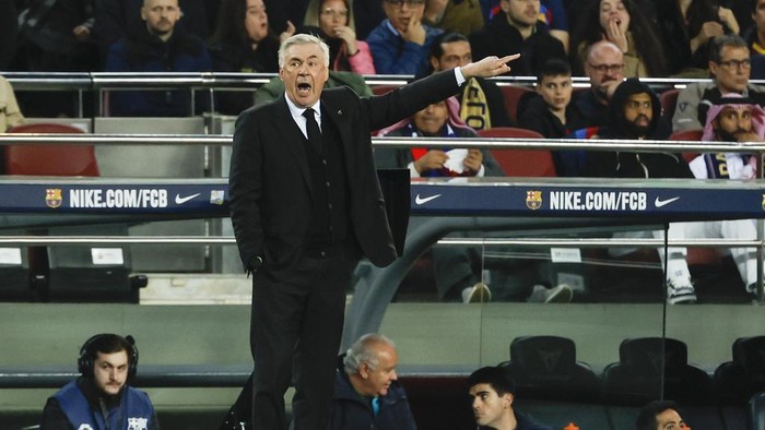Real Madrids head coach Carlo Ancelotti gives instructions during Spanish La Liga soccer match between Barcelona and Real Madrid at the Camp Nou stadium in Barcelona, Spain, Sunday, March 19, 2023. (AP Photo/Joan Monfort)