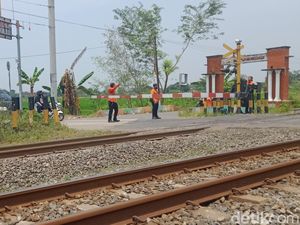 Brukk! Palang KA di Jalan Pakis-Daleman Klaten Ditabrak Truk Molen Brukk! Palang KA di Jalan Pakis-Daleman Klaten Ditabrak Truk Molen