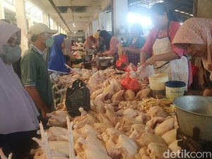 Harga Daging Ayam, Telur dan Cabai di Pasar Bitingan Kudus Meroket