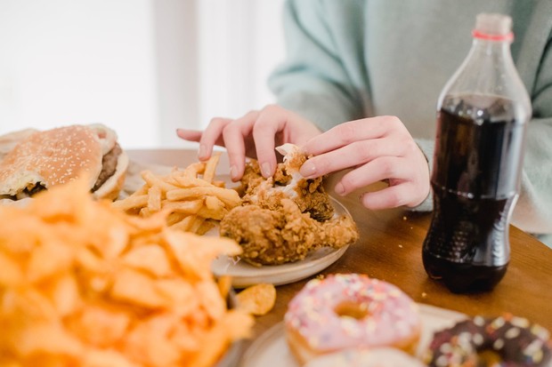 Hindari makanan yang tidak sehat saat puasa.