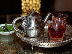 Nikmatnya Minum Teh yang Jadi Tradisi Saat Berbuka, Banyak Manfaatnya!