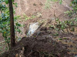 Jalan di Batuwarno Wonogiri Tertutup Longsor, Pengendara Harus Memutar 20 Km Jalan di Batuwarno Wonogiri Tertutup Longsor, Pengendara Harus Memutar 20 Km