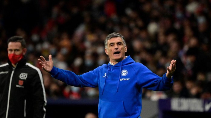 Alaves Spanish coach Jose Luis Mendilibar reacts during the Spanish League football match between Club Atletico de Madrid and Deportivo Alaves at the Wanda Metropolitano stadium in Madrid on April 2, 2022. (Photo by JAVIER SORIANO / AFP) (Photo by JAVIER SORIANO/AFP via Getty Images)