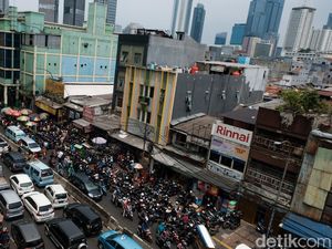 Kawasan Tanah Abang Terpantau Macet Jelang Puasa Kawasan Tanah Abang Terpantau Macet Jelang Puasa