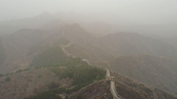 Kelabu di Tembok China Imbas Badai Pasir