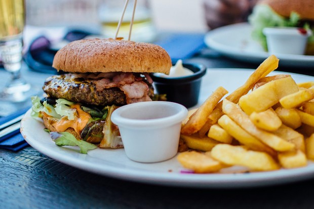 Makanan cepat saji seperti burger dan kentang goreng mengandung lemak jenuh yang tinggi pemicu kolesterol naik
