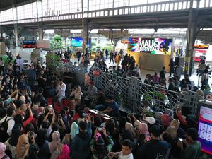 Serunya Maliq & DEssentials Manggung di Stasiun KRL