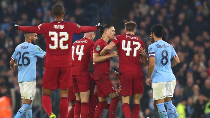 MANCHESTER, ENGLAND - DECEMBER 22:  Liverpool & Manchester City players clash during the Carabao Cup Fourth Round match between Manchester City and Liverpool at Etihad Stadium on December 22, 2022 in Manchester, England. (Photo by Chris Brunskill/Fantasista/Getty Images)
