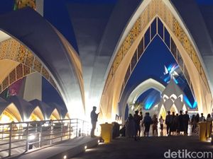 Jemaah Mulai Berdatangan ke Masjid Raya Al Jabbar Jemaah Mulai Berdatangan ke Masjid Raya Al Jabbar