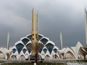 Getok Parkir Seikhlasnya di Masjid Al Jabbar Segera Ditertibkan!