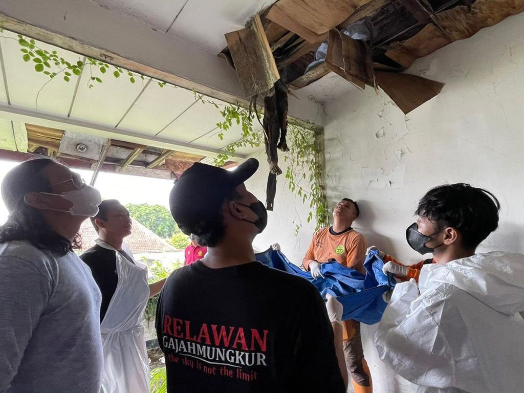 Mayat Pria Membusuk di Plafon Rumah Kosong Gajahmungkur Semarang Mayat Pria Membusuk di Plafon Rumah Kosong Gajahmungkur Semarang