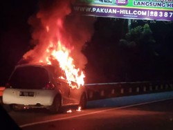 Mobil Terbakar Jelang Exit Tol Sentul Selatan Bogor