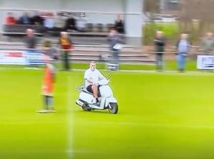 Pria Ini Marah, Naik Motor Masuk Lapangan Ganggu Pertandingan Bola