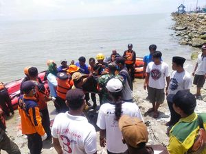 Nelayan Tuban yang Perahunya Pecah Diterjang Puting Beliung Ditemukan Nelayan Tuban yang Perahunya Pecah Diterjang Puting Beliung Ditemukan