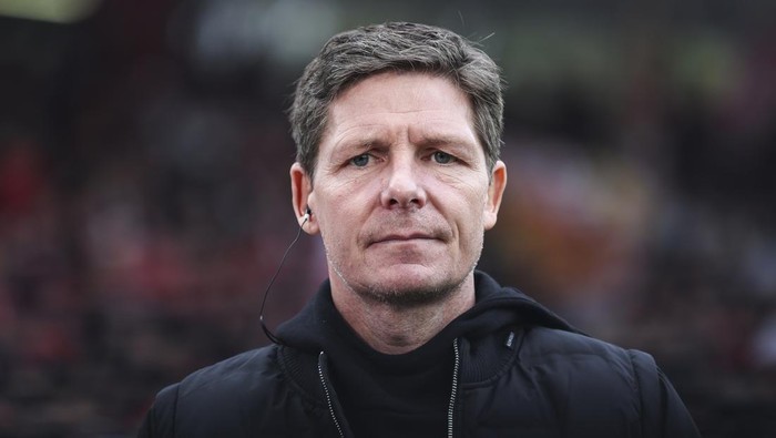 BERLIN, GERMANY - MARCH 19: Oliver Glasner head coach of Eintracht Frankfurt looks on prior to the Bundesliga match between 1. FC Union Berlin and Eintracht Frankfurt at Stadion an der alten Försterei on March 19, 2023 in Berlin, Germany. (Photo by Maja Hitij/Getty Images)