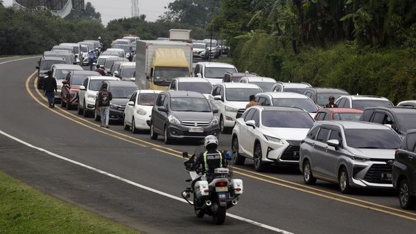 Padatnya Kendaraan di Jalur Puncak Bogor Saat Libur Nyepi