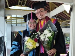 Cerita Pasutri Lulus Bareng Doktoral UI: Termotivasi Anak yang Sarjana Duluan