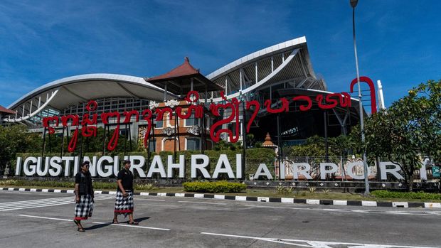 Pecalang Bali berpatroli di luar bandara internasional Ngurah Rai di Badung, Bali (22/3/2023) (AFP via Getty Images/DICKY BISINGLASI)