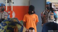 Potret Pelaku Mutilasi di Kaliurang, Berbaju Tahanan-Pakai Sebo