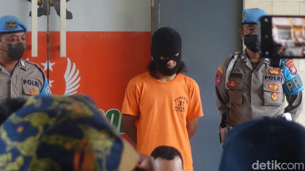 Potret Pelaku Mutilasi di Kaliurang, Berbaju Tahanan-Pakai Sebo
