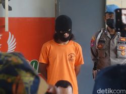 Potret Pelaku Mutilasi di Kaliurang, Berbaju Tahanan-Pakai Sebo