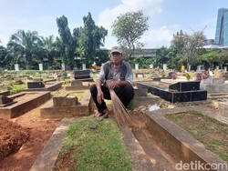 Pembersih Makam di DKI Mengais Rezeki Jelang Ramadan, Dibayar Seikhlasnya