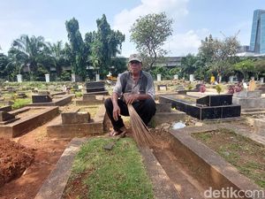 Pembersih Makam di DKI Mengais Rezeki Jelang Ramadan, Dibayar Seikhlasnya Pembersih Makam di DKI Mengais Rezeki Jelang Ramadan, Dibayar Seikhlasnya