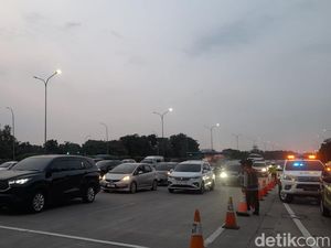 Sejumlah Pengendara Pilih Mundur Imbas Tol Jatikarya Diblokir Warga Sejumlah Pengendara Pilih Mundur Imbas Tol Jatikarya Diblokir Warga