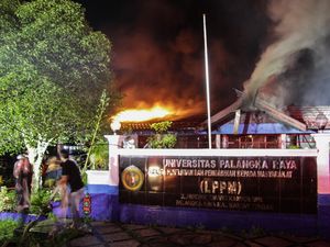 Potret Kebakaran Gedung LPPM Universitas Palangka Raya Dini Hari Tadi