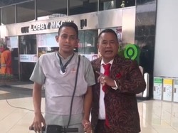 Isi Dompet Hotman Paris yang Dikembalikan Edi Cleaning Service