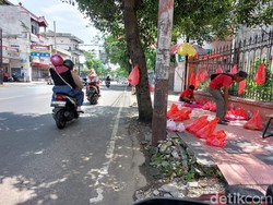 Pedagang Bunga Bermunculan di Tepi Jalanan Kota Jember Sambut Ramadhan