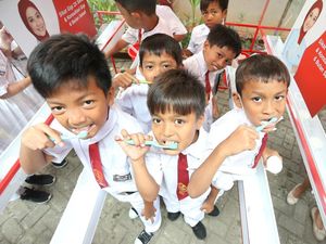 Peringati World Oral Health Day, Ratusan Siswa SD Belajar Cara Sikat Gigi