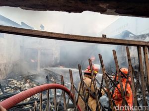 Kebakaran Toko Pakaian Anak-Mainan di Kutoarjo, 8 Damkar Dikerahkan Kebakaran Toko Pakaian Anak-Mainan di Kutoarjo, 8 Damkar Dikerahkan