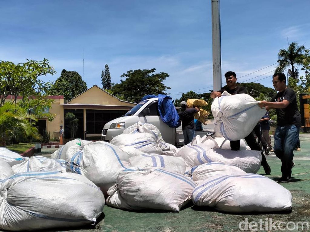 Polisi Polman Gagalkan Pengiriman 35 Karung Pakaian Bekas Impor dari Makassar
